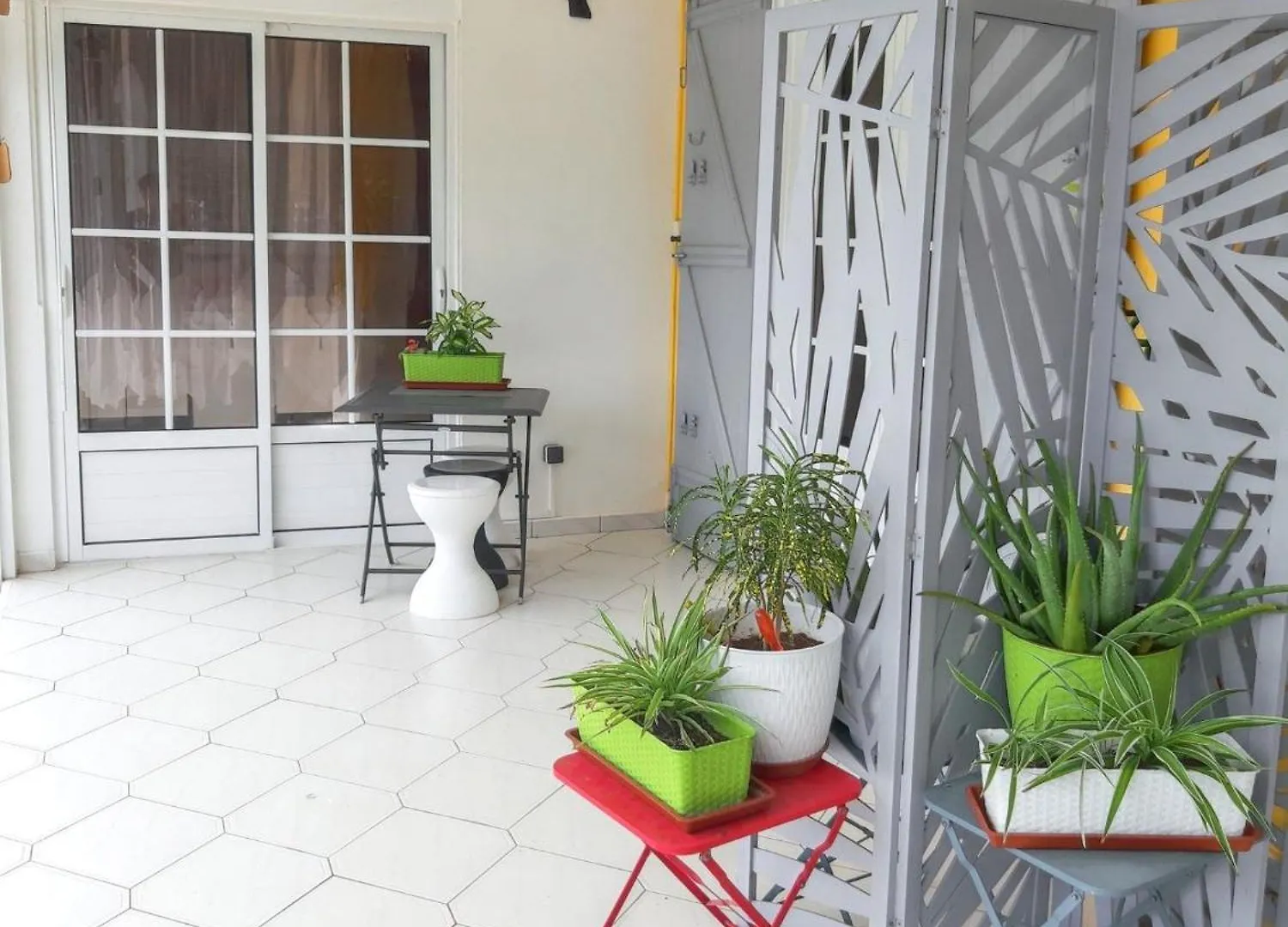 Studio Charmant Pres De Sainte Rose 19 M² + Jardins & Piscine Diavet